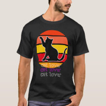 Homens de camisetas pretas de gatos