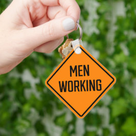Homens trabalhando com Chaveiro de quadrado metáli