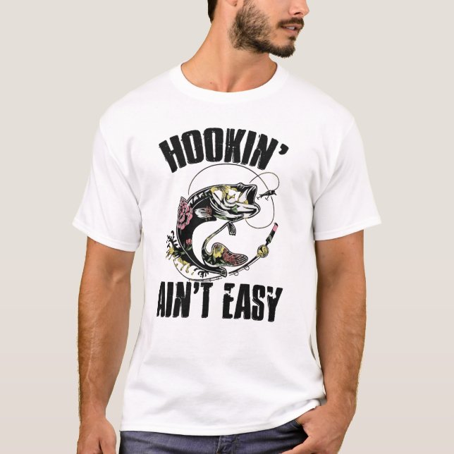 Hookin’ Ain’t Easy Fishing T-Shirt – Funny Angler  (Frente)