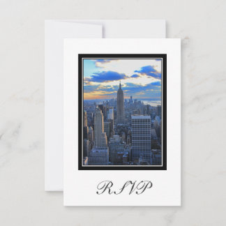 Horizonte de NYC ao Aproximar-se o Pôr do Sol RSVP
