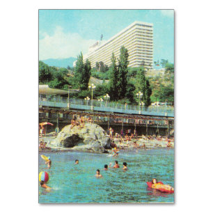 Hotel Yalta (1979) com cartão postal soviético