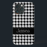 Houndstooth preto e branco formal personalizado<br><div class="desc">Um teste padrão branco e preto formal do houndstooth é caracterizado nesta capa de telefone. Personalize facilmente com seu nome.</div>