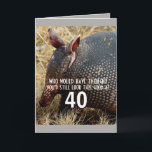humor feito sob encomenda do cartão de aniversário<br><div class="desc">Este humor feito sob encomenda do cartão de aniversário tem uma imagem original do tatu da fotografia com a mensagem do aniversário do texto a personalizar com toda a idade. Direitos reservados Ann Powell da fotografia todos os direitos reservados.</div>