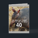humor feito sob encomenda do cartão de aniversário<br><div class="desc">Este humor feito sob encomenda do cartão de aniversário tem uma imagem original do tatu da fotografia com a mensagem do aniversário do texto a personalizar com toda a idade. Direitos reservados Ann Powell da fotografia todos os direitos reservados.</div>
