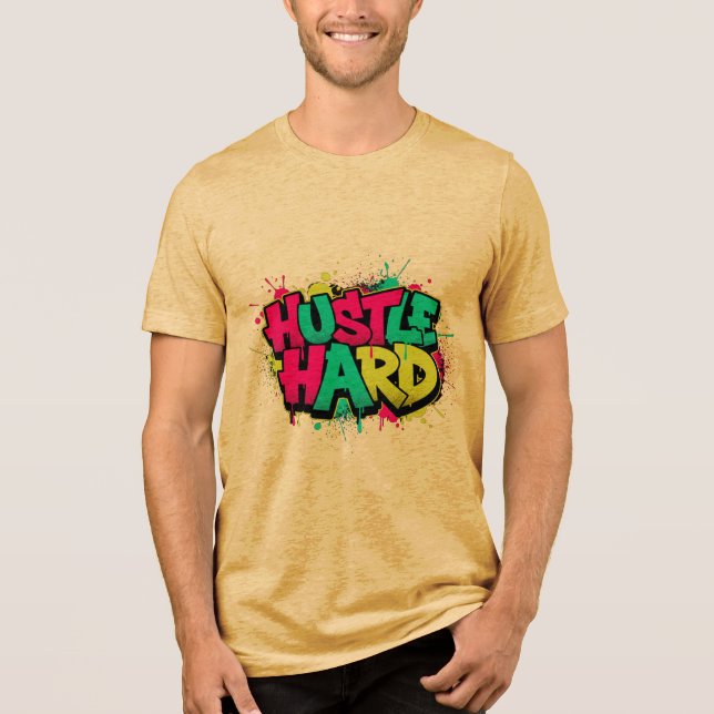 HUSTLE HARD – Graffiti Urban Typography T-Shirt (Frente)