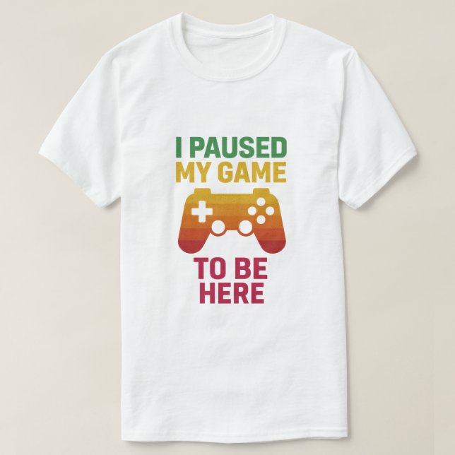 I Paused My Game to Be Here – Funny Gamer T-Shirt (Frente do Design)
