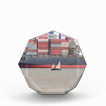 Iate minúsculo e navio de recipiente enorme