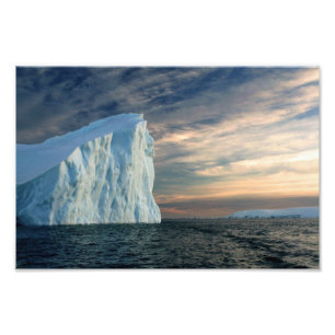 Iceberg antárctico, águas geladas, foto dramáti