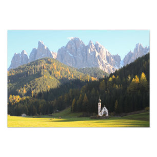 Igreja com a foto do fundo da montanha das