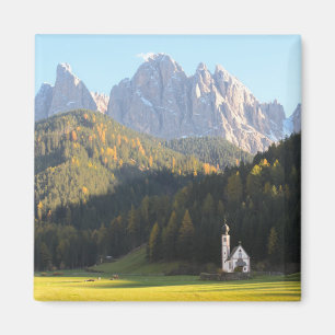 Igreja com íman da montanha Dolomites