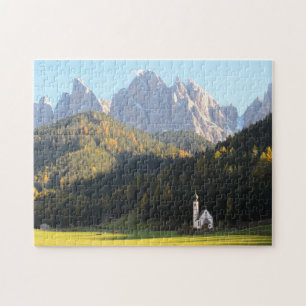 Igreja com quebra-cabeça do fundo da montanha das