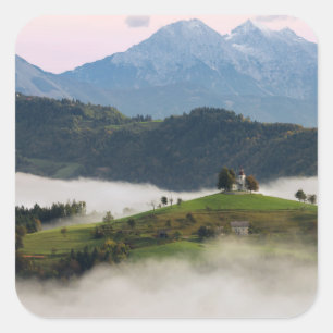 Igreja de St Thomas e montanhas, etiqueta de