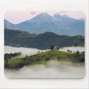 Igreja de Thomas e montanhas, mousepad de Slovenia
