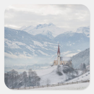 Igreja em Zillertal na etiqueta da foto do inverno