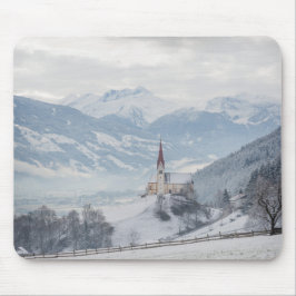 Igreja em Zillertal no mousepad do inverno