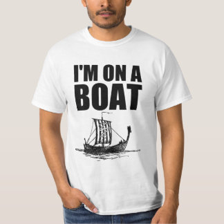 Im em uma camisa dos mais velho do barco