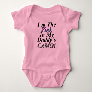 Im o rosa em minha camisa do bebê de Daddys Camo