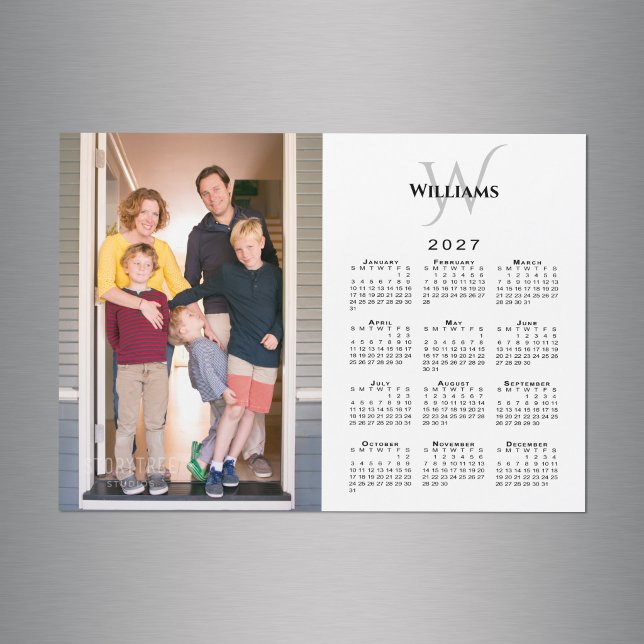 Ímã de Calendário 2027 com Foto Personalizada, Mon (2027 Calendar Custom Photo Monogram Name Magnet in situ)