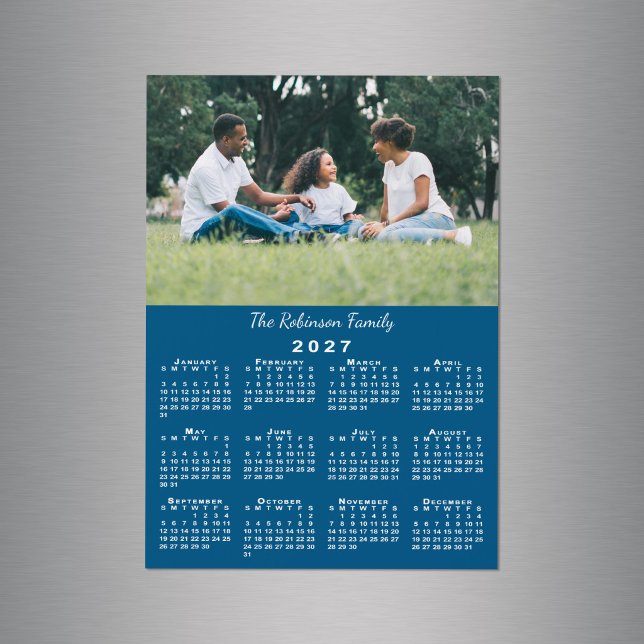 Ímã de Calendário Azul 2027 com Nome da Sua Foto (Your Photo Name Blue 2027 Calendar Magnet in situ)