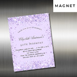 Ímã de convite à lavanda violeta de aniversário<br><div class="desc">Para uma elegante festa de aniversário 40th (ou qualquer idade). Um fundo colorido violeta e lavanda. Decorado com brilho violeta. Personalize e adicione um nome e detalhes da parte. O nome é escrito com um script de estilo manuscrito</div>