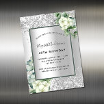 Imagem de convite para o aniversário floral de pra<br><div class="desc">Um imã de convite de na moda. Fundo de aspecto fino prateado decorado com flores brancas,  flores,  verde eucalipto e brilho falso prateado,  faíscas. Personalize e adicione seu nome e detalhes da festa. Letras negras.</div>