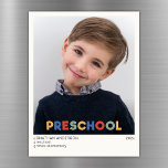 Imagem de Fotografia do Keepsasaame da Pré-escola<br><div class="desc">Capture o charme da infância com esta placa de ímã de fotos de manutenção pré-escolar, com um cabeçalho multicolorido lúdico que evoca a alegria dos dias de pré-escola. Com uma design limpa e minimalista, a carta destaca a adorável foto e os detalhes do marco do seu filho, criando uma manutenção...</div>