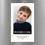 Imagem de Fotografia do Keepsasaame da Pré-escola<br><div class="desc">Capture o charme da infância com esta placa de ímã de fotos de manutenção pré-escolar, com um cabeçalho multicolorido lúdico que evoca a alegria dos dias de pré-escola. Com uma design limpa e minimalista, a carta destaca a adorável foto e os detalhes do marco do seu filho, criando uma manutenção...</div>