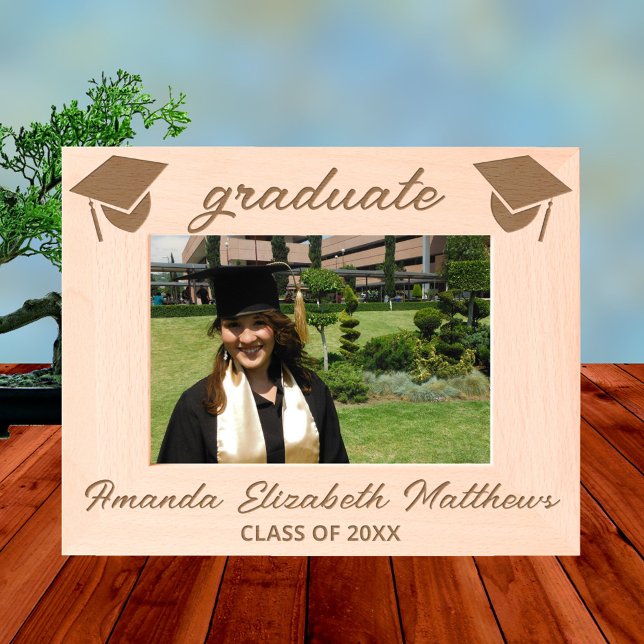 Imagem de Graduação Chic Elegante 7x5L de Script S (Add your graduate's details to this simple script engraved graduation picture frame)