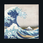 Íman 北 斎 Onda do Excelente Fora de Kanagawa Hokusai Fin<br><div class="desc">O Excelente Wave de Kanagawa é um famoso impressão de bloco de madeira do artista japonês Hokusai. Foi publicado em 1832 (Período Edo) como o primeiro na série 36 Views do Monte Fuji, em Hokusai, e é seu trabalho mais famoso. Ele retrata uma enorme onda de barcos ameaçadores perto da...</div>