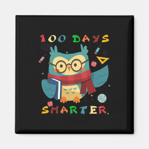 Íman 100 Dias De Menina Da Escola Oferecendo Uma Coruja