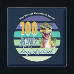 Íman 100 dias de monograma de dinossauro escolar<br><div class="desc">Design único para celebrar 100 Dias de Escola. Dinossauro temido com design de "dinomite". Estilo tipográfico moderno com design de pôr do sol vintage. Folga para funcionarios,  professores,  voluntários-pais e estudantes. Monograma com nome da escola,  nome do professor ou nome pessoal.</div>