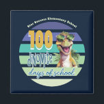Íman 100 dias de monograma de dinossauro escolar<br><div class="desc">Design único para celebrar 100 Dias de Escola. Dinossauro temido com design de "dinomite". Estilo tipográfico moderno com design de pôr do sol vintage. Folga para funcionarios,  professores,  voluntários-pais e estudantes. Monograma com nome da escola,  nome do professor ou nome pessoal.</div>