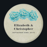 Íman 3 Rosas de Aquarela Teais no Casamento tema damasc<br><div class="desc">Um imã de casamento personalizado. Com um simples trio de rosas lacrimogêneos pintados com aquarelas.  O fundo é uma cor damasco de bronzeamento desbotada. Personalize com seus nomes e data de casamento.</div>