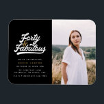 Íman 40 e fabuloso convite para fotografias de festa de<br><div class="desc">Celebre seu estilo de aniversário de 40 anos com esses 40 e 40,  preto e branco,  e os fabulosos convites para fotos de festa de aniversário. Um texto de script retrô e gráficos em negrito. Parte de uma coleção.</div>
