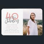 Íman 40 e mães fabulosas de convites para fotos festas<br><div class="desc">Celebre seu estilo de aniversário de 40 anos com esses 40 cinza e rosa e fabulosos convites para fotos de festa de aniversário. Um design moderno com texto de script e gráficos ousados. Altere a cor para personalizar. Parte de uma coleção.</div>