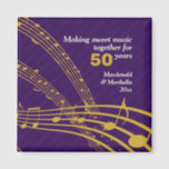 Íman 50ª Casamento de OURO | NOTAS DE MÚSICA<br><div class="desc">Magneta ANIVERSÁRIA de MORTE roxa 50º OURO moderna, incluindo as gravações musicais e 50 em DOURADO contra fundo PURPLE. O texto principal diz FAZER SWEET MSIC POR 50 ANOS. Há um TEXTO PERSONALIZÁVEL, que você pode PERSONALIZAR adicionando o ano de aniversário, os nomes do casal especial e o ano atual....</div>