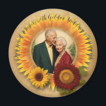 Íman 50º aniversário de casamento do Ouro Sunflower<br><div class="desc">Com boas memórias dos últimos cinquenta anos, apresentamos orgulhosamente o "Ano Ouro: 50º Ouro do Magneto do Casamento de Girassol". Simbolizando a resiliência e a lealdade, o girassol encarna a jornada que você fez com seu parceiro. Este ímã brilha com uma matiz ouro, mostrando seu profundo afeto e amor apreciado...</div>