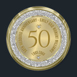 Íman 50º aniversário do casamento Diamantes brancos Dou<br><div class="desc">Celebre o seu 50º aniversário de casamento em estilo com este belo branco e ouro de coração duplo adornada com diamantes falsos e espantosos. Símbolo do amor e compromisso duradouros,  esta peça elegante é a forma perfeita de marcar esta ocasião marco.</div>