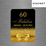 Íman 60º aniversário ouro negro elegante salvar a data<br><div class="desc">Estilo elegante, clássico, glamouroso e feminino. Uma fita e um arco dourados com brilho e brilho de ouro, um pouco de brilho e luxo para um aniversário. Fundo preto. Com o texto: 60 e fabuloso! Modelo de nome e data. Perfeito para um lembrete Salvar a Data ou como um favor...</div>