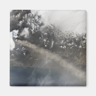 Íman A cinza e o vapor continuam a billowing