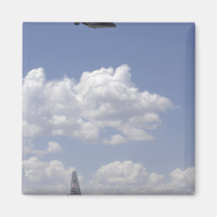 Íman A CV- 22 Osprey voa sobre um Hércules C- 130