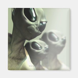 Íman A família dos aliens huddled junto