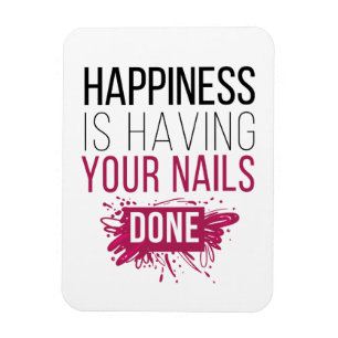 Íman A felicidade bonito está tendo suas unhas feitas