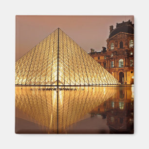 Íman A galeria do Louvre, Paris na noite