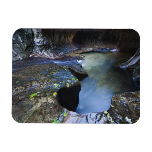 Íman A garganta do entalhe do metro