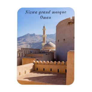 Íman A grande mesquita e minarete em Nizwa - Omã