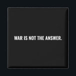 Íman A guerra não é a resposta do texto branco negro co<br><div class="desc">A guerra não é a resposta do texto preto e branco,  um simples ímã de protesto anti-guerra. Texto branco totalmente personalizável sobre fundo preto. Conflito no Médio Oriente/Gaza.</div>