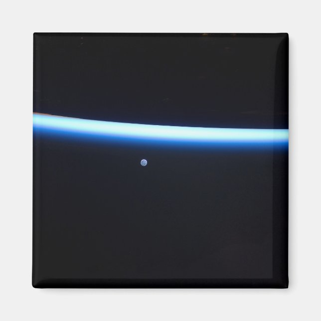 Íman A Linha Fina da Atmosfera da Terra e Uma Lua Gibbo (Frente)