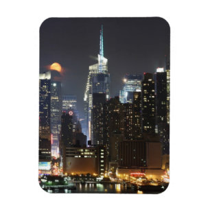 Íman A lua aumenta sobre o Midtown New York.