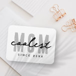 Íman A Mãe Mais Fria Desde 20XX Moderno, Um Pré-Disquet<br><div class="desc">Esta design simples e moderna é composta por tipografia sã-serif.</div>